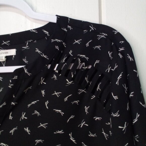 Maurices Blouse 1 1X Half Sleeve Shoulder Cut-Out Zipper Pattern Black White - Picture 8 of 16